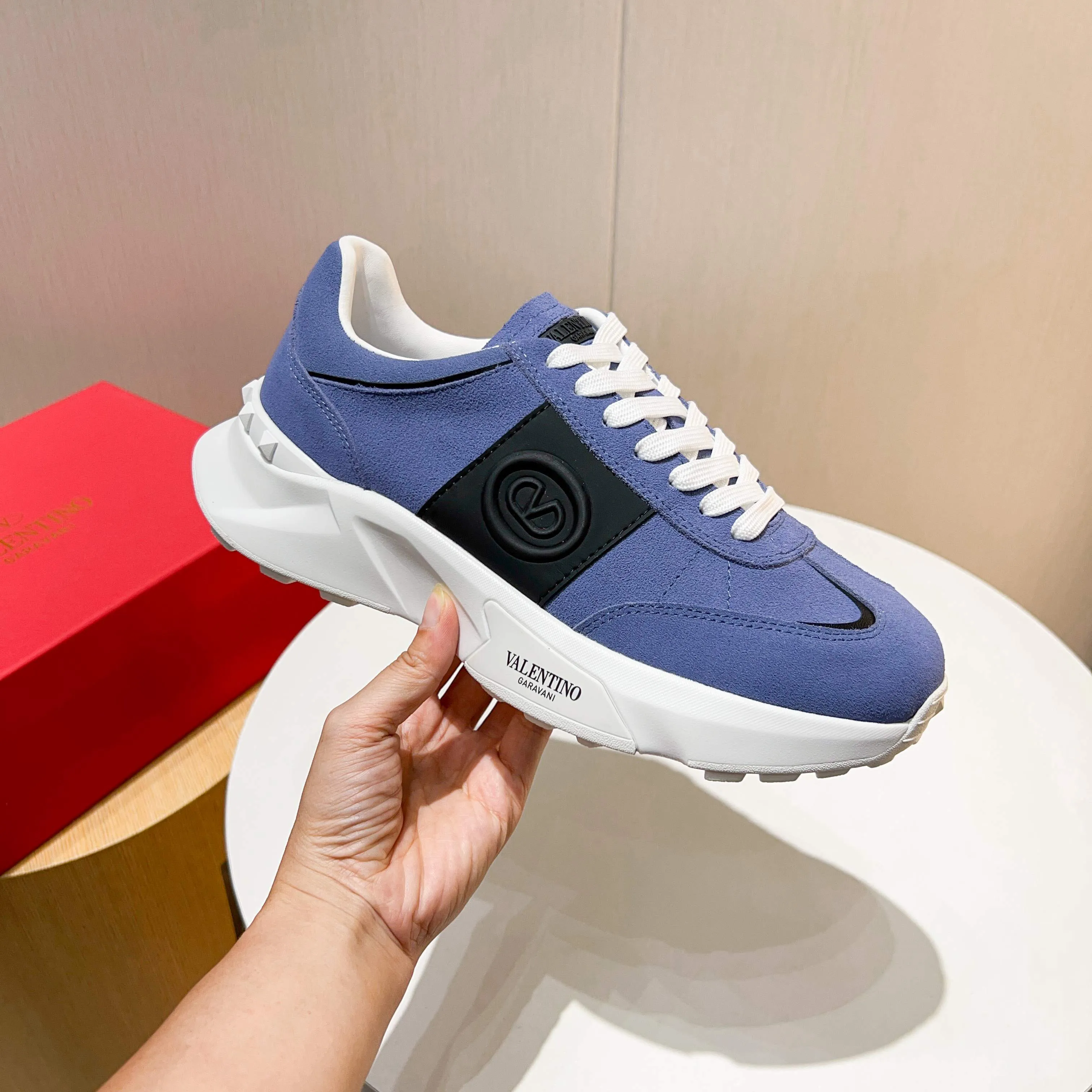 Ex-factory price: 520💰𝙑𝙖𝙡𝙚𝙣𝙩𝙞𝙣𝙤/Valentino𝙑𝙏 The latest official website main model in early autumn Classic continuation💯Making goods all year round🎁Wannian classic series sports and casual shoes💥, a must-have trendy item all year round🏆Many stars and Internet celebrities have performed it🔥 The original version is developed one to one, perfect last shape, VT iconic logo, logo printing on tongue and upper, original full set of packaging, full oil edge on the upper, T men's men's shoes💰u ultra-light combination outsole Comfortable on the feet, not squeezing the feet, fabric/first layer of cowhide. Lining/cow lining💕 Standard size: 38-44 (45 can be ordered)